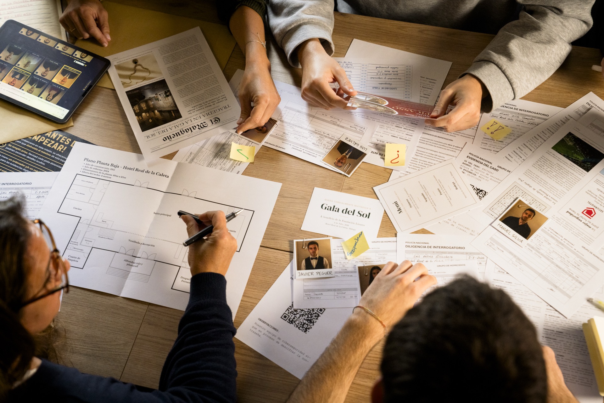 Grupo jugando a HandShake Games en casa — escape room con pruebas físicas